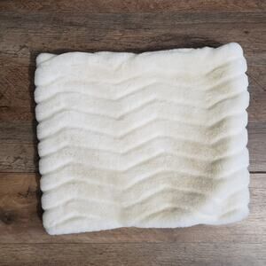 Bass Women's Soft Fuzzy White Chevron Single Loop Scarf Neck Wrap Scarf One Size